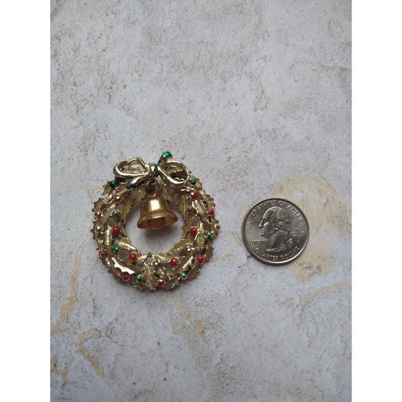 Vintage Wreath Bell Pin Brooch Christmas Gold Tone Estate Jewelry - Picture 7 of 8